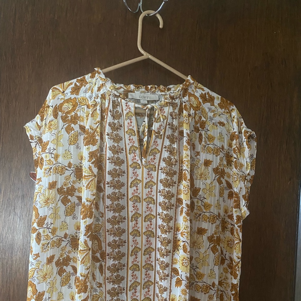 Woman’s LOFT blouse.  Machine washable.